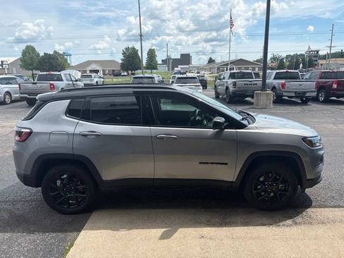 Used 2023 Jeep Compass Latitude w/ Convenience Group AWD/4WD image 7