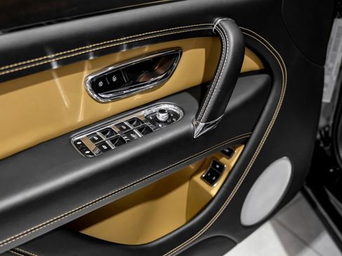 Used 2019 Bentley Bentayga image 37