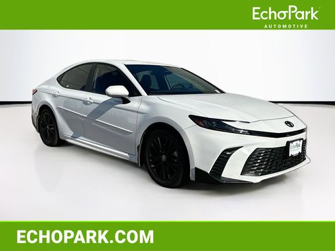 Used 2025 Toyota Camry SE image 1
