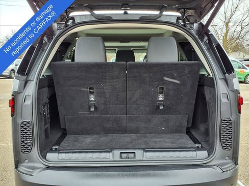 Used 2024 Land Rover Discovery S image 11