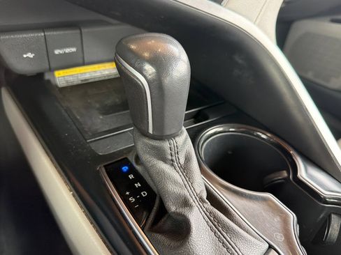 Used 2020 Toyota Camry SE w/ Sunroof Package FWD image 21