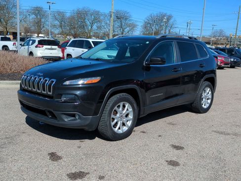 Used 2016 Jeep Cherokee Latitude w/ Comfort & Convenience Group AWD/4WD image 4