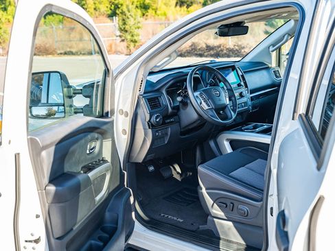 Used 2024 Nissan Titan SV w/ SV Convenience Package image 18