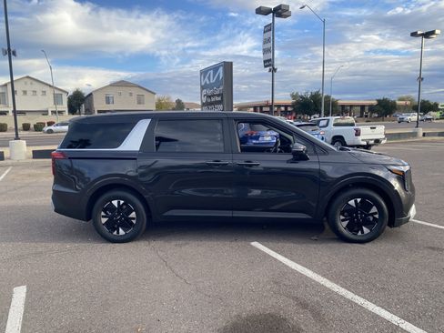 New 2026 Kia Carnival LXS image 2