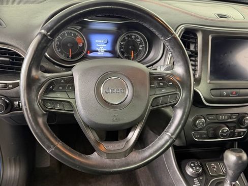 Used 2019 Jeep Cherokee Trailhawk AWD/4WD image 18