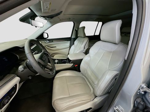 Used 2022 Jeep Grand Cherokee Overland w/ Luxury Tech Group IV image 13