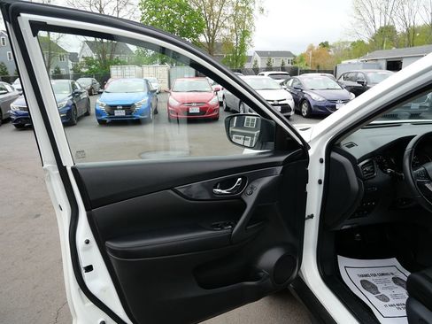 Used 2019 Nissan Rogue SV AWD/4WD image 15