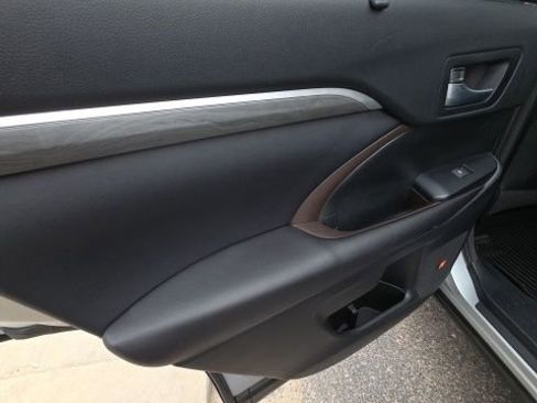 Used 2017 Toyota Highlander Limited Platinum image 16