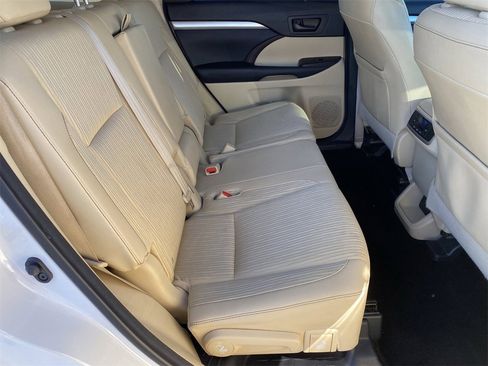 Used 2014 Toyota Highlander Plus image 11