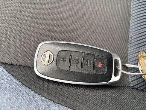 Used 2025 Nissan Versa SV FWD image 21