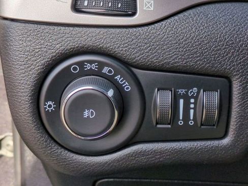 Used 2021 Jeep Cherokee Latitude Plus AWD/4WD image 18