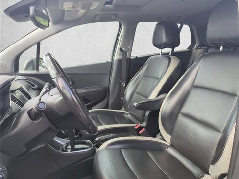 Used 2018 Chevrolet Trax Premier w/ Midnight Edition FWD image 19