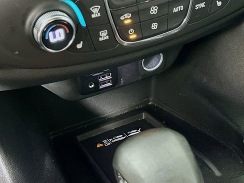 Used 2023 Chevrolet Traverse RS FWD image 33