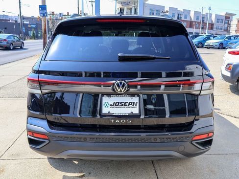 New 2026 Volkswagen Taos SE FWD image 4