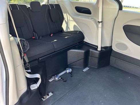 Used 2022 Chrysler Voyager LX image 8