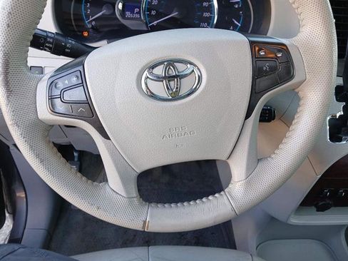 Used 2014 Toyota Sienna XLE image 17