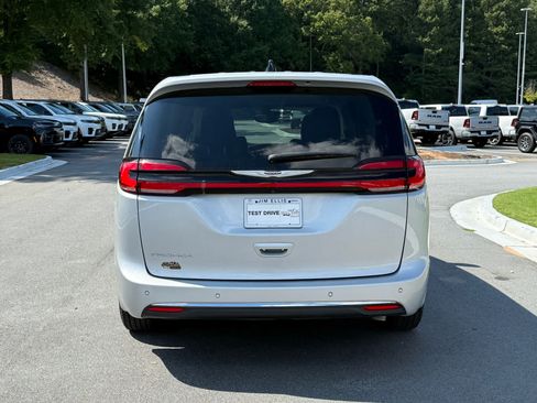 Used 2024 Chrysler Pacifica Touring-L FWD image 4
