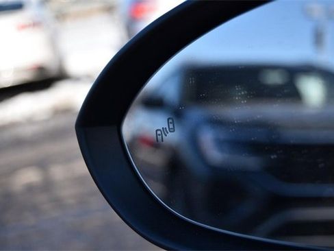 Certified 2025 Volkswagen Jetta SE w/ Sunroof Package image 10