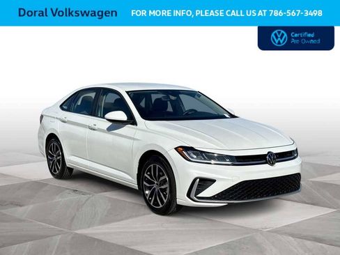 Used 2025 Volkswagen Jetta SE image 2