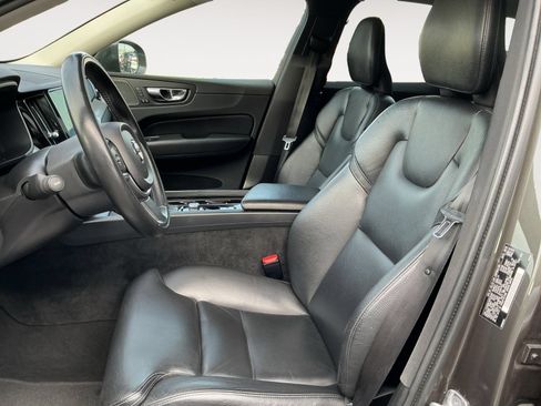 Used 2019 Volvo XC60 T5 Momentum w/ Multimedia Package AWD/4WD image 9