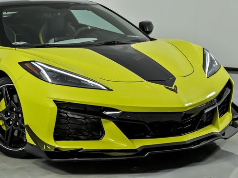 Used 2021 Chevrolet Corvette Stingray Premium Cpe w/ Z51 Performance Package RWD image 3