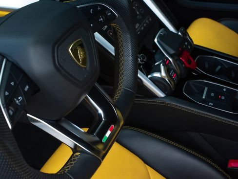 Used 2020 Lamborghini Urus image 13