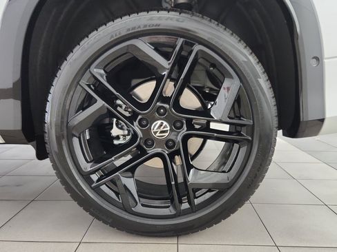 New 2025 Volkswagen Tiguan SE R-Line image 36