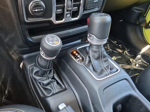 Used 2024 Jeep Wrangler Unlimited Sahara AWD/4WD image 12
