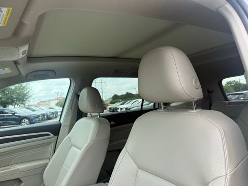 Used 2022 Volkswagen Atlas SE w/ Panoramic Sunroof Package FWD image 9