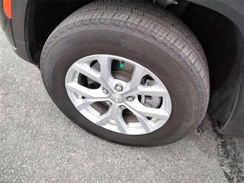 Used 2023 Jeep Grand Cherokee L Limited w/ Luxury Tech Group II image 20