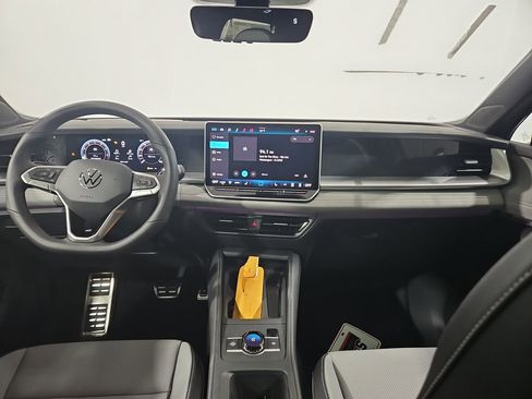 New 2026 Volkswagen Tiguan SE R-Line FWD image 12