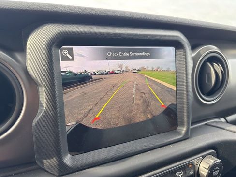 Used 2023 Jeep Gladiator Sport image 23