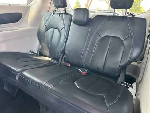 Used 2021 Chrysler Pacifica Touring-L FWD image 16