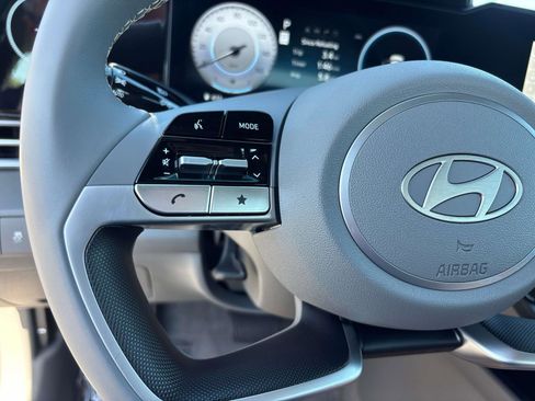 Used 2025 Hyundai Elantra SEL image 17