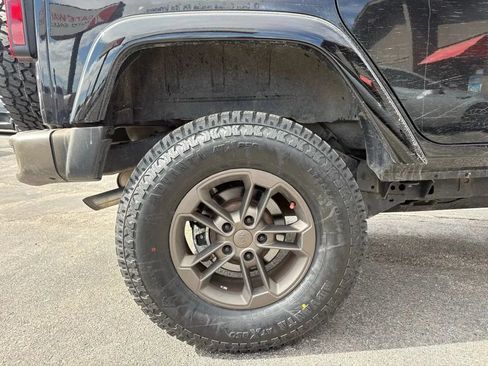 Used 2017 Jeep Wrangler Unlimited Sahara AWD/4WD image 22