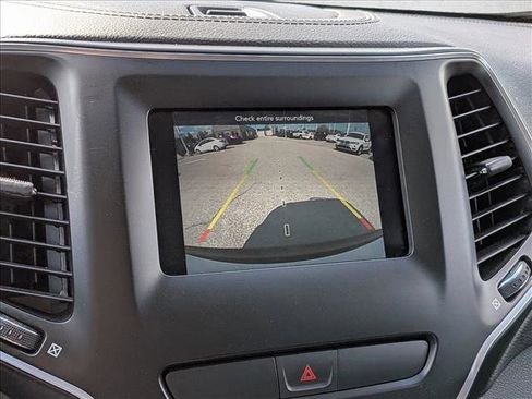 Used 2019 Jeep Cherokee Latitude w/ Cold Weather Group AWD/4WD image 14