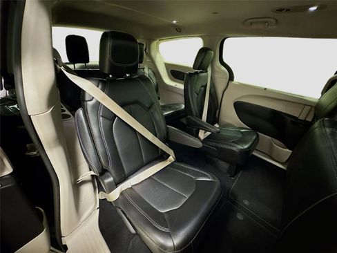 Used 2023 Chrysler Pacifica Touring-L image 27
