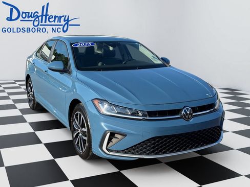 Used 2025 Volkswagen Jetta SE FWD image 7