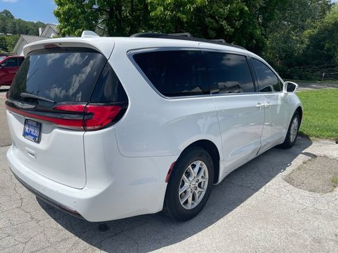 Used 2022 Chrysler Pacifica Touring-L FWD image 4