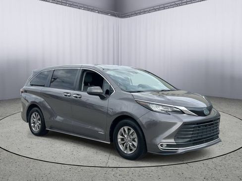 Used 2021 Toyota Sienna XLE FWD image 5