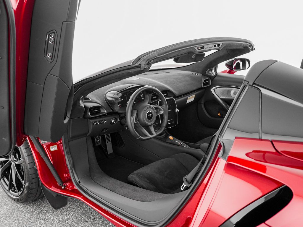 Used 2025 McLaren Artura Spider RWD image 21