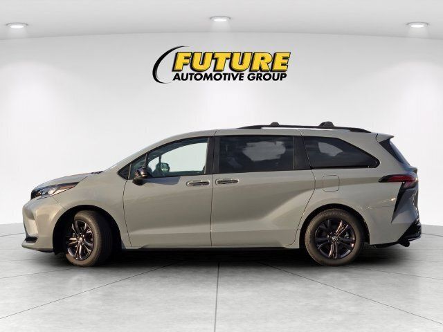 Used 2025 Toyota Sienna XSE w/ XSE Plus Package AWD/4WD image 9