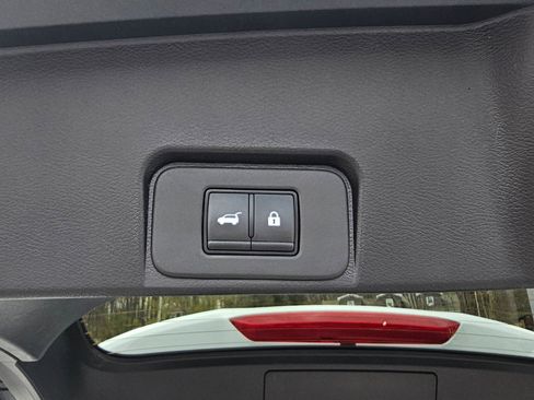 Used 2025 Nissan Rogue SV image 10