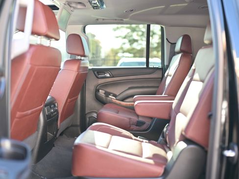 Used 2020 Chevrolet Suburban Premier w/ Premier Plus Edition AWD/4WD image 19