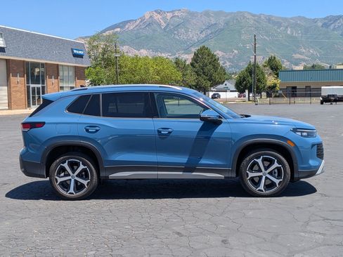 Used 2025 Volkswagen Tiguan SE AWD/4WD image 2