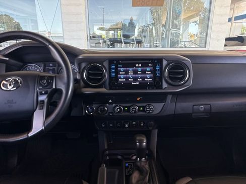 Used 2019 Toyota Tacoma TRD Off-Road w/ Technology Package AWD/4WD image 17
