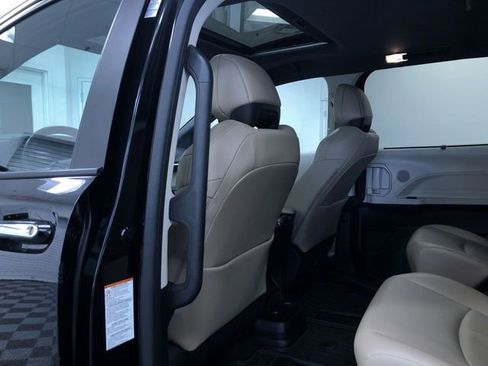 Used 2023 Toyota Sienna XLE image 18