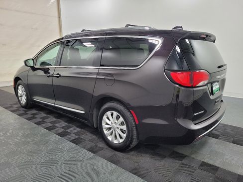 Used 2019 Chrysler Pacifica Touring-L FWD image 3