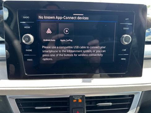 Certified 2025 Volkswagen Taos SE w/ Panoramic Sunroof Package AWD/4WD image 24
