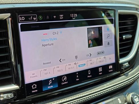 Used 2024 Chrysler Pacifica Limited FWD image 20